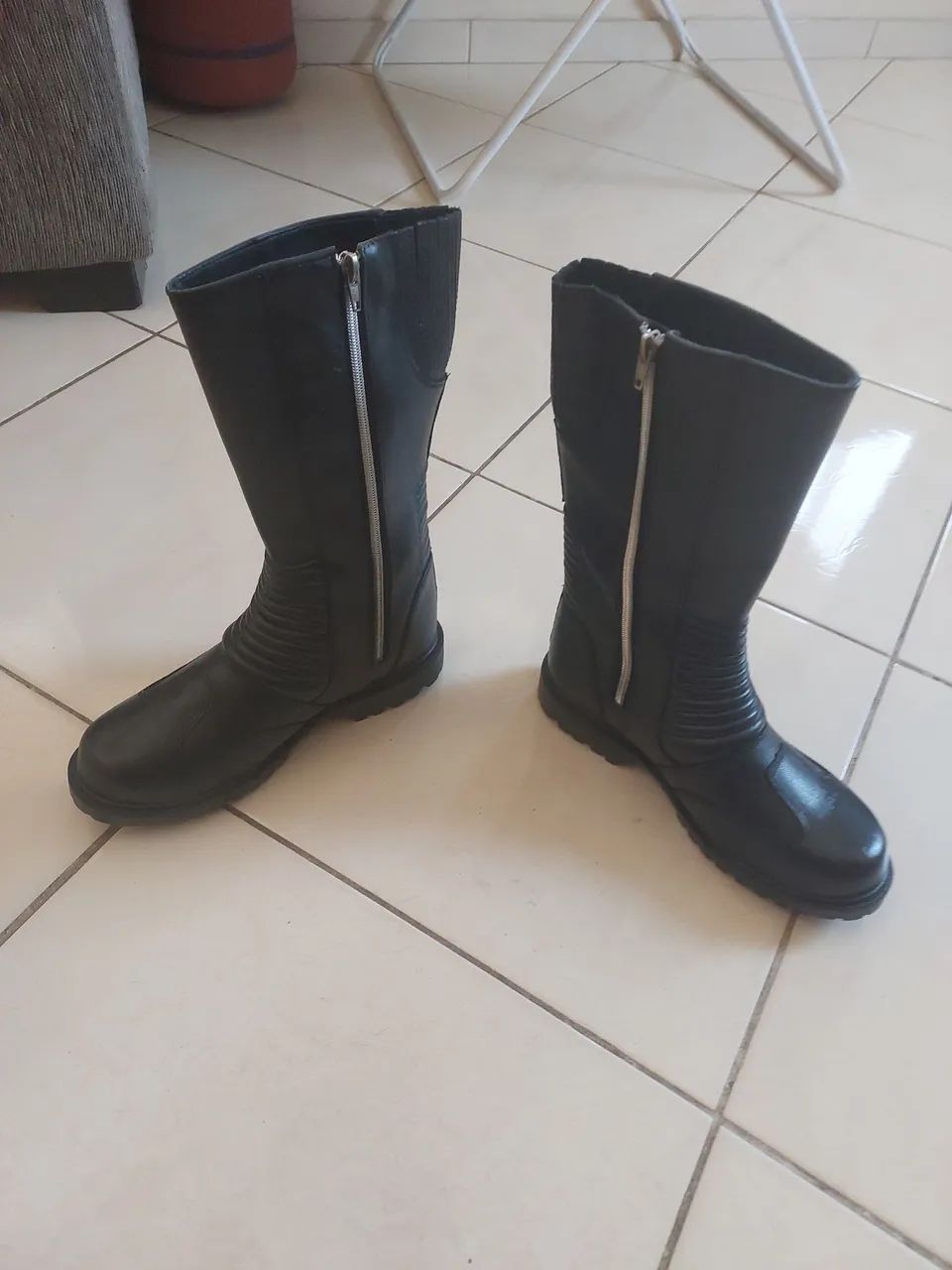 Bota couro 39 nova nunca  usada - Foto 2
