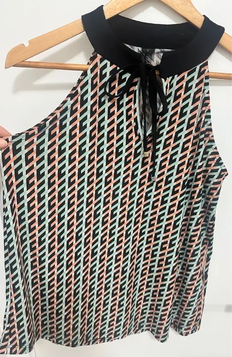 Blusa feminina estampada com decote