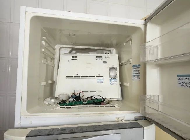 GELADEIRA ELECTROLUX RE26, com defeito, para peças - Foto 2