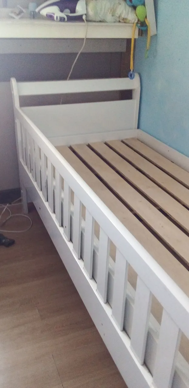 Cama infantil de madeira branca