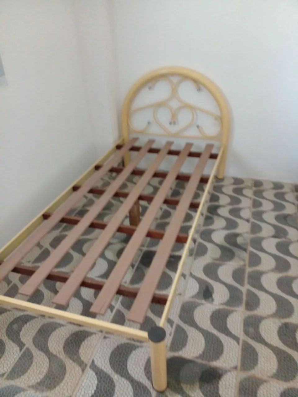 Cama de aço para colchão de 88cm 