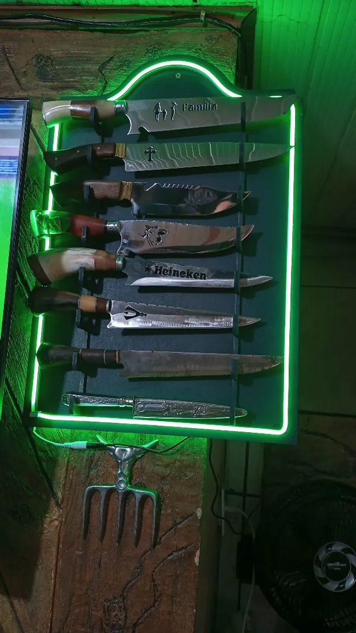 Suporte para 8 facas com luz. Personalizado com seu nome.
