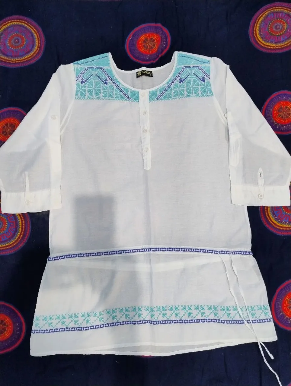 Blusa branca bordada com detalhes em azul