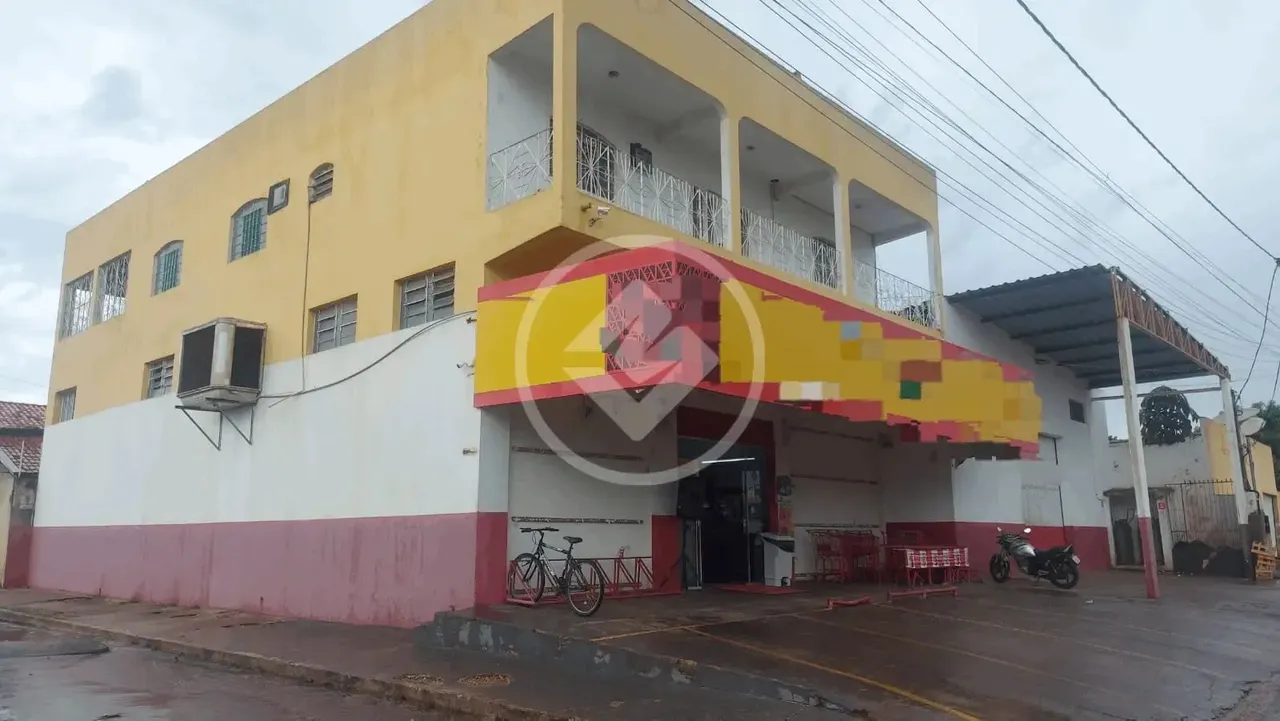 Prédio comercial, com 390m2 parte inferior, parte superior com apartamento de 214m2, já co