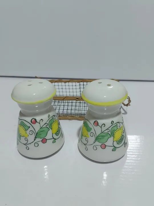Par de Saleiros/Pimenteiros Decorativos em Cerâmica - Foto 2