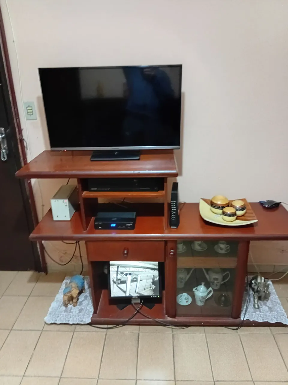 Rack em mdf com design clássico
