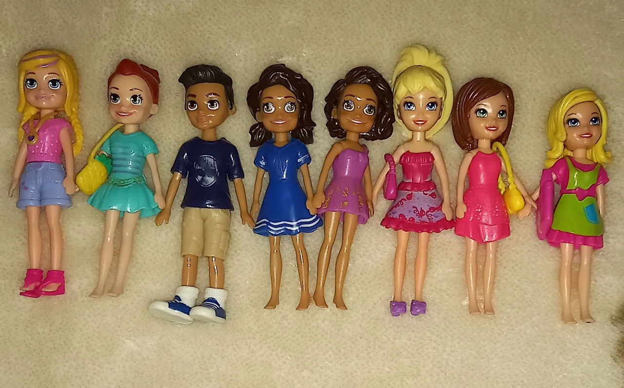Troco 7 Pollys Pocket incluindo o garoto por Barbies fashionista como nas fotos.