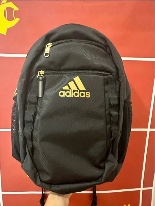 Mochila Adidas suporta 1 até 2 raquetes.