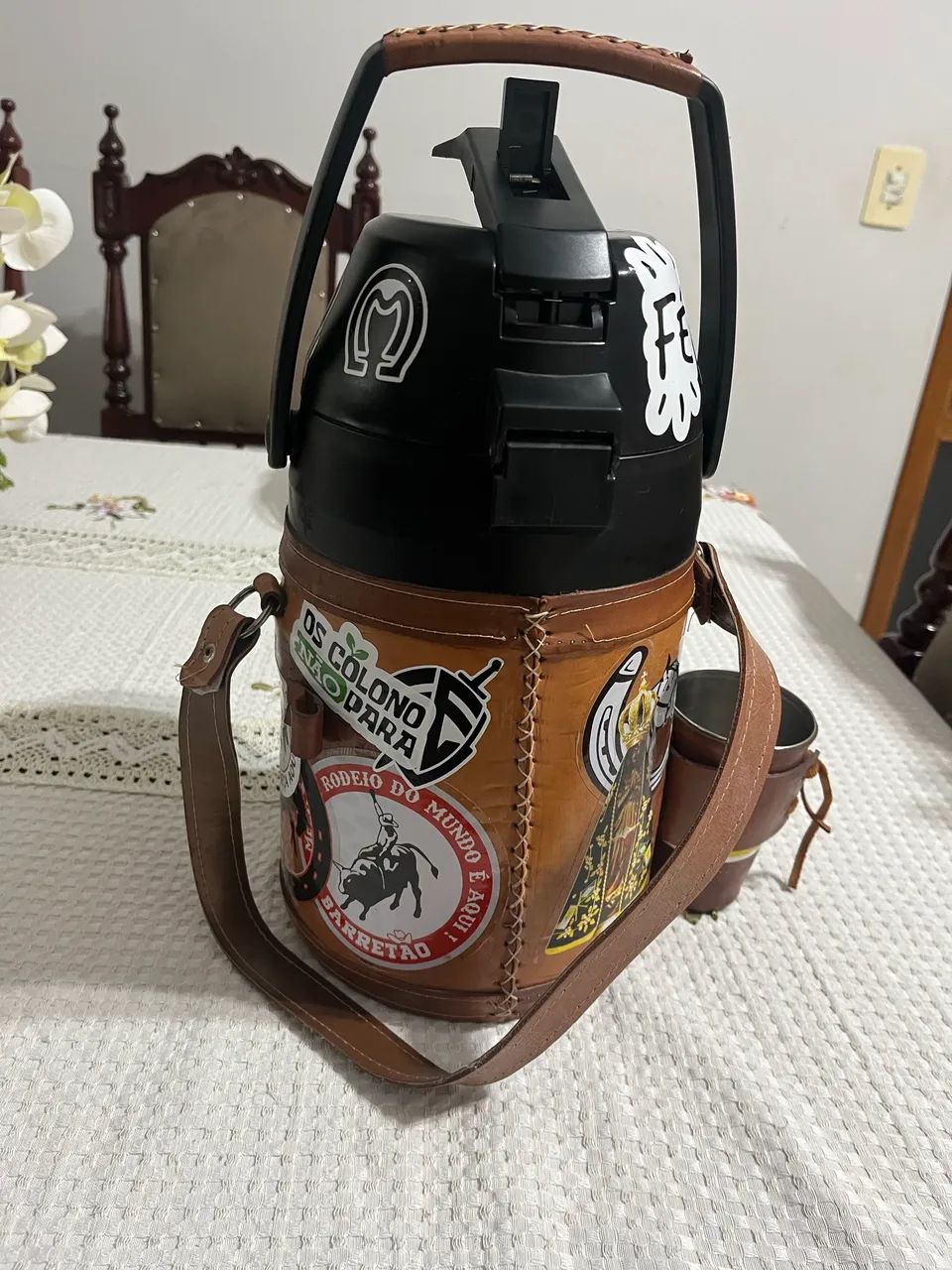 Garrafa térmica 2,5L, repleta de adesivos e personalizada a couro! - Foto 5