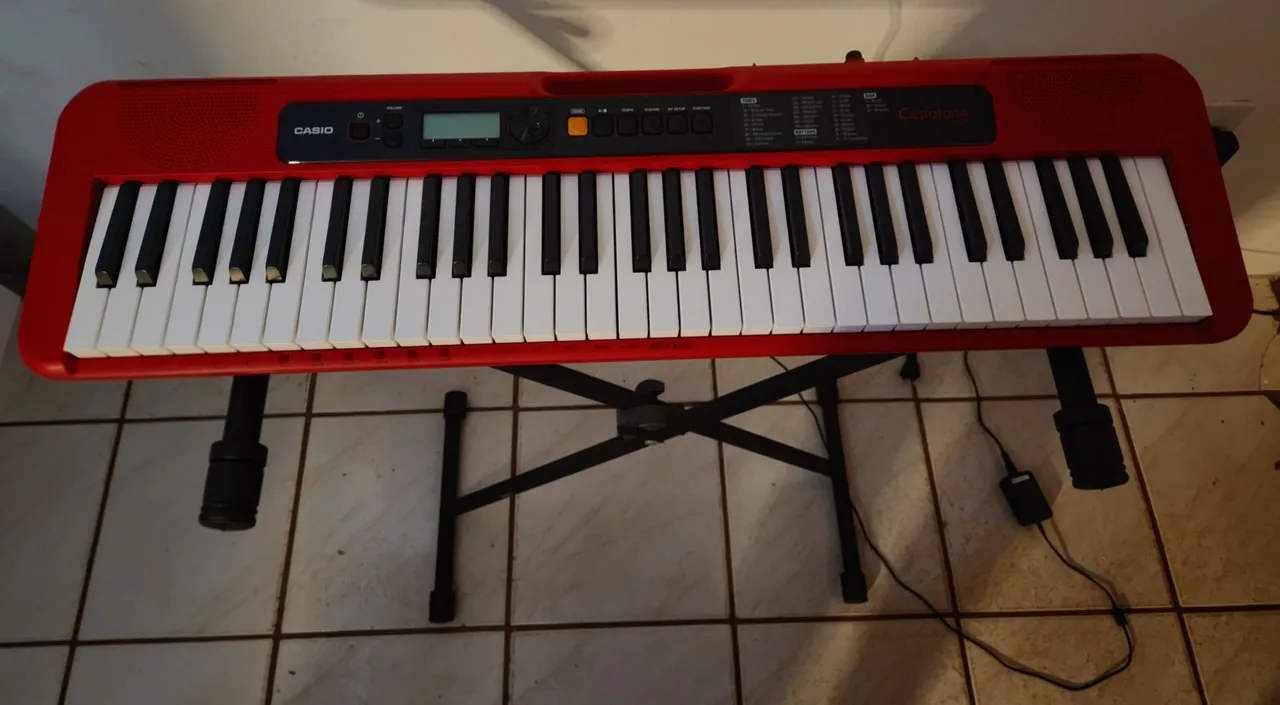 CASIO CT-S200 vermelho novo