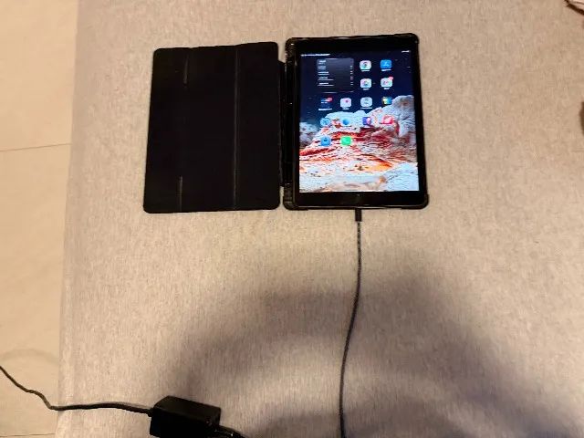 Tablet Apple iPad 9 Geração 256GB Wi-fi 2022 Tela 10,9  - Usado - 100% Funcionando - Prata