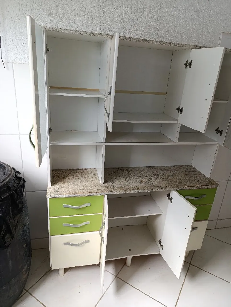 Armário de cozinha com gavetas e prateleiras