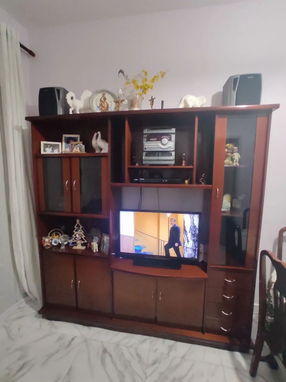 Estante Seminova - 7 portas e 4 gavetas 