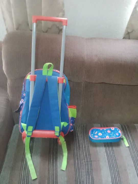 Mochila Infantil de Rodinhas acompanha um estojo duplo
