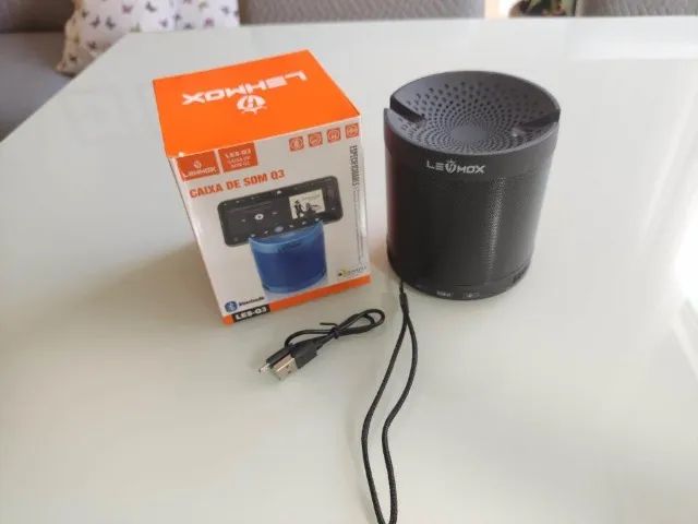 Caixa de Som Lehmox Q3 Bluetooth preta com suporte para celular