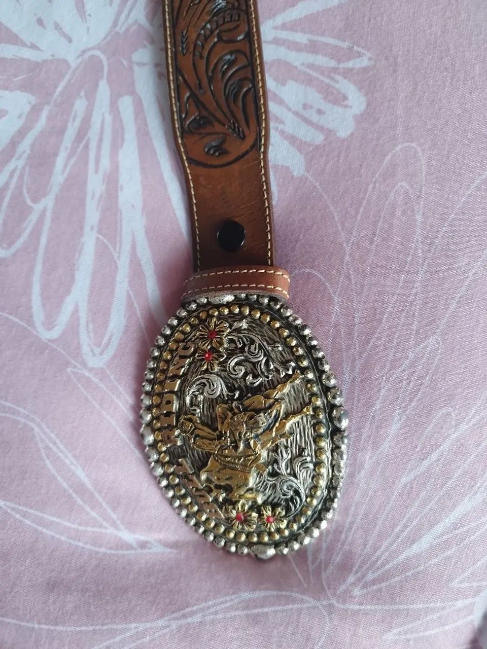 Vendo cinto em puro couro com fivela cromada - Foto 2
