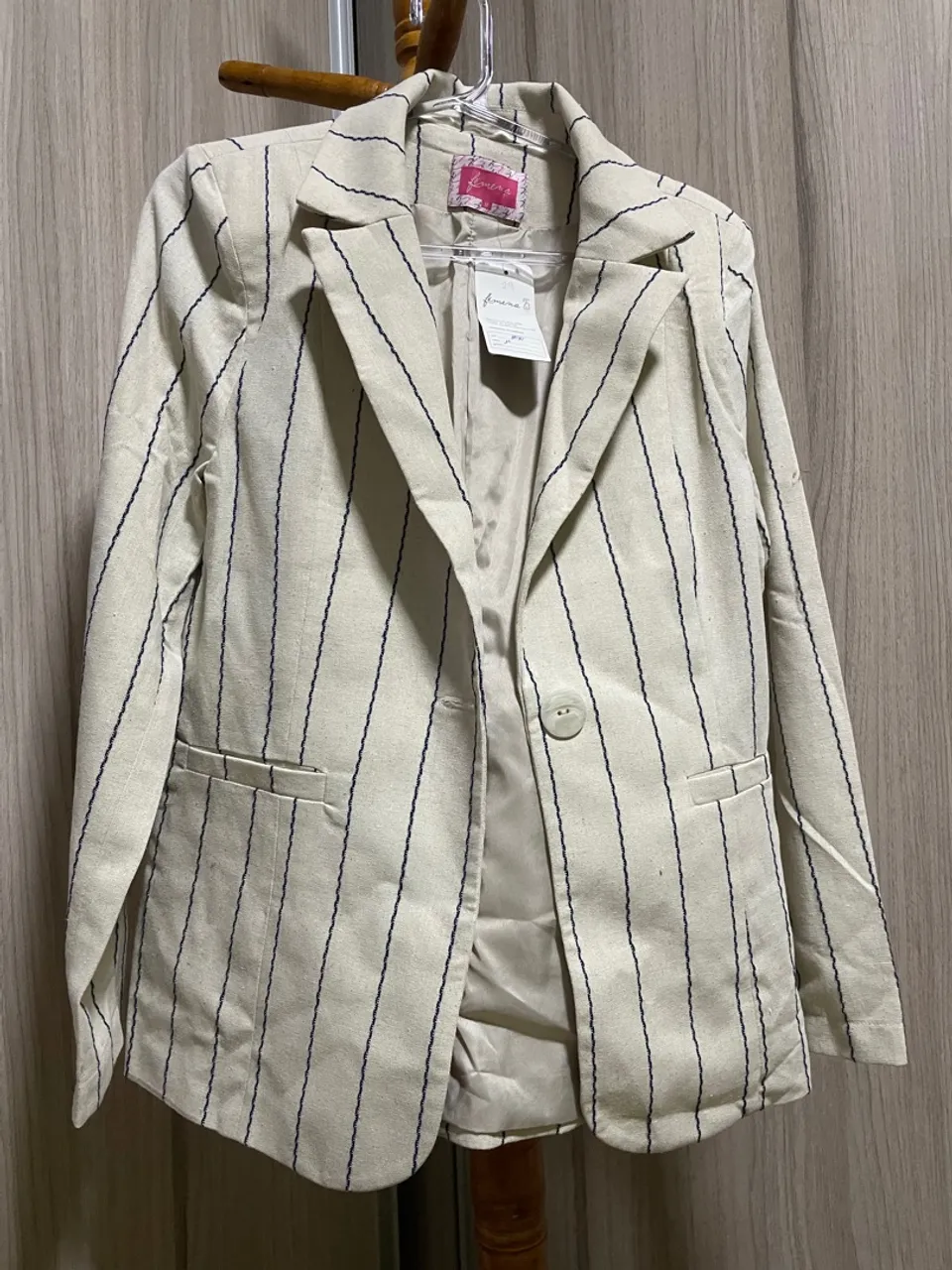 Blazer listrado bege com detalhes em azul marinho