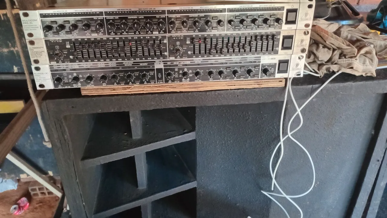 Equalizador, Compressor e Crossover Behringer