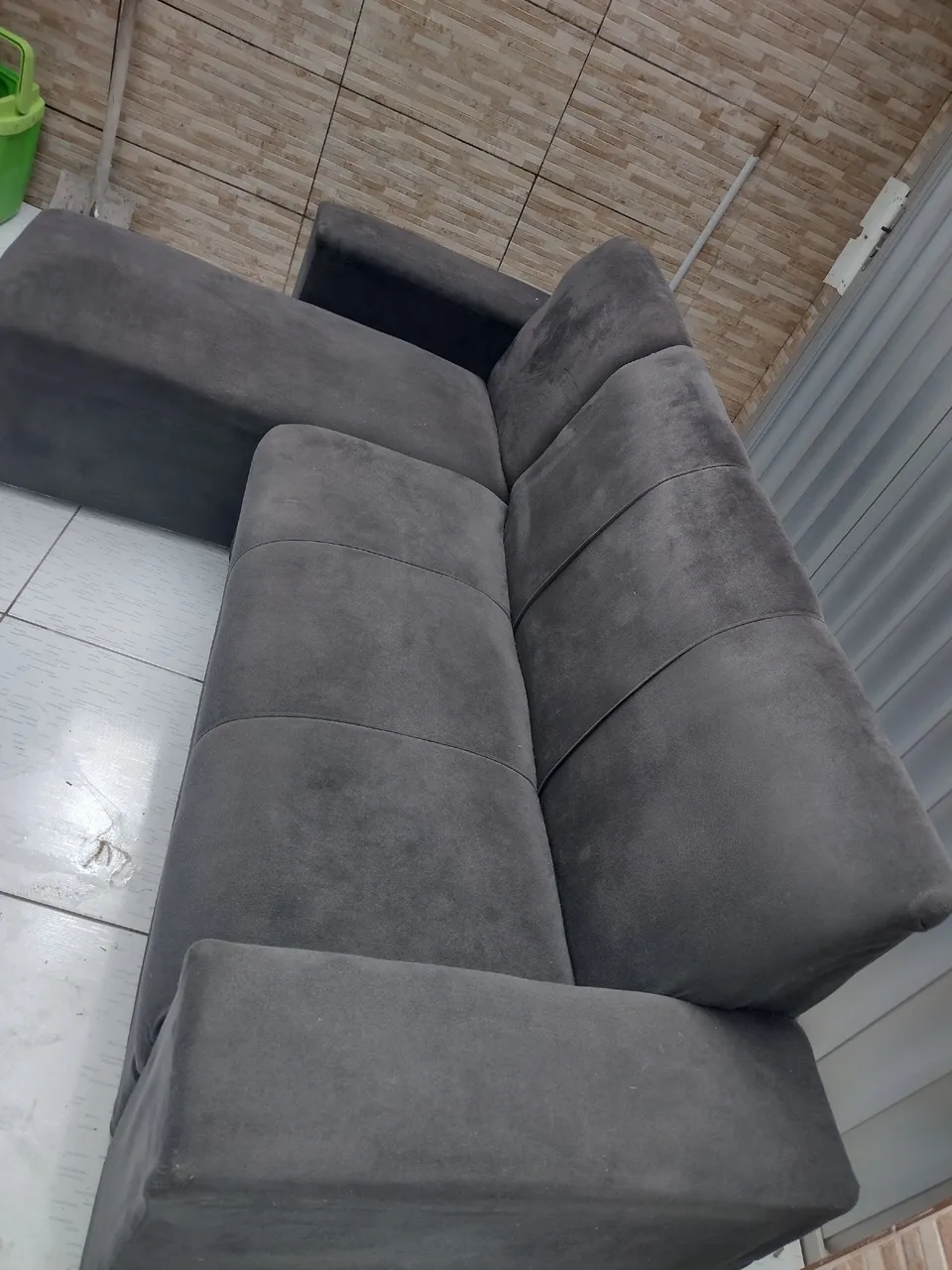 Sofá de canto cinza moderno e confortável