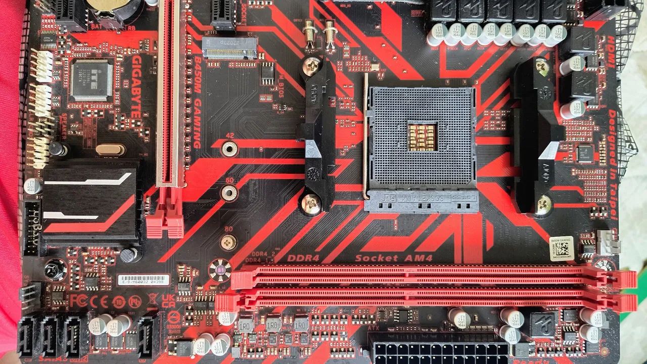 Placa-mãe Gigabyte B450M Gaming DDR4 - Foto 3