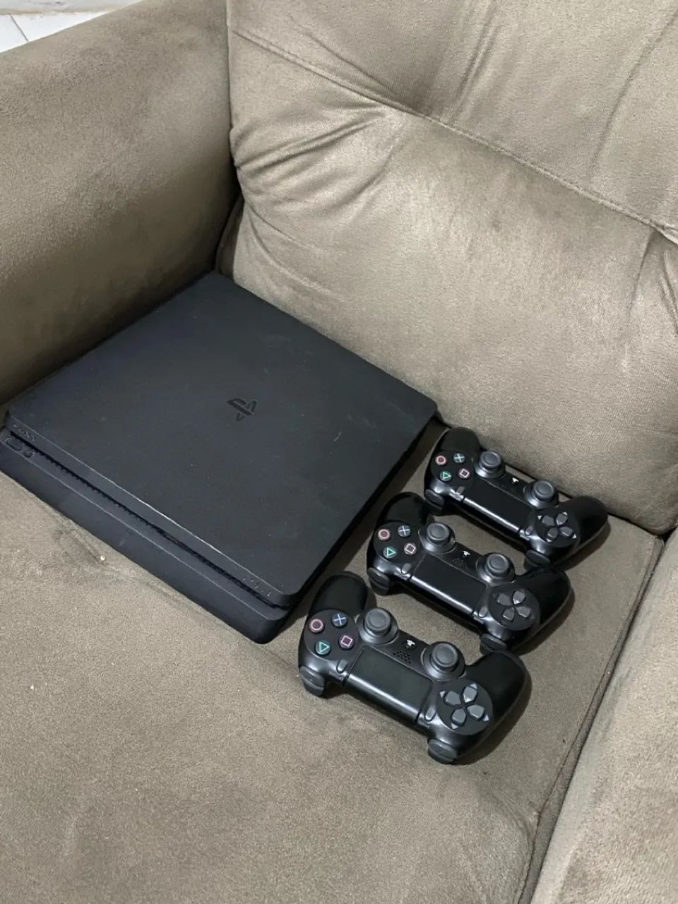 Playstation 4 com 3 controles - Foto 2