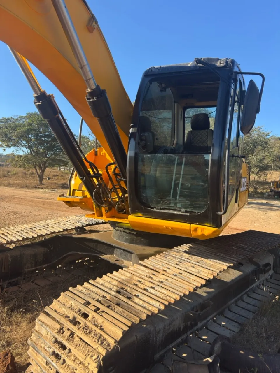 Escadeira JCB JS200