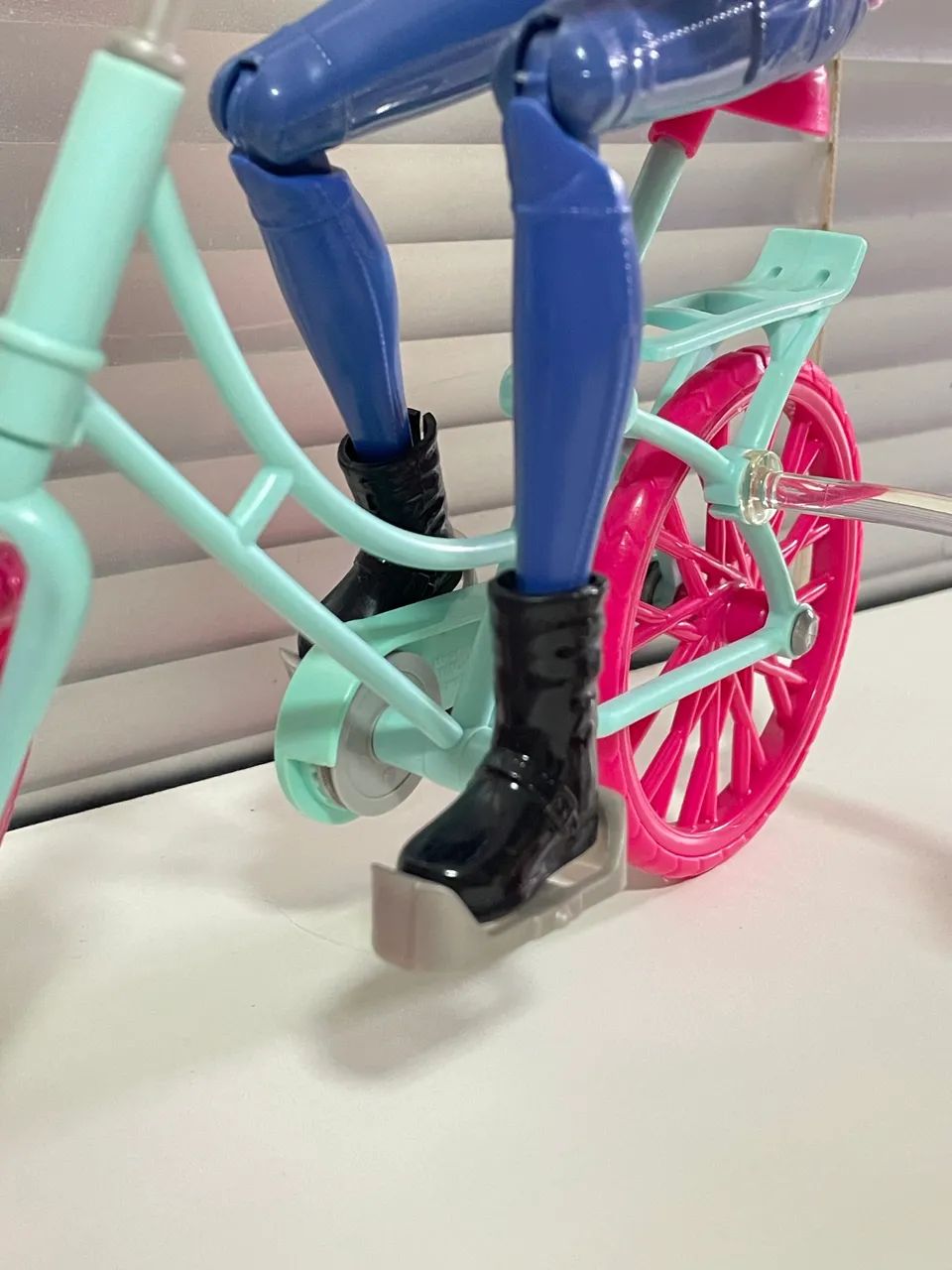 Barbie ciclista com seus cachorros  - Foto 4