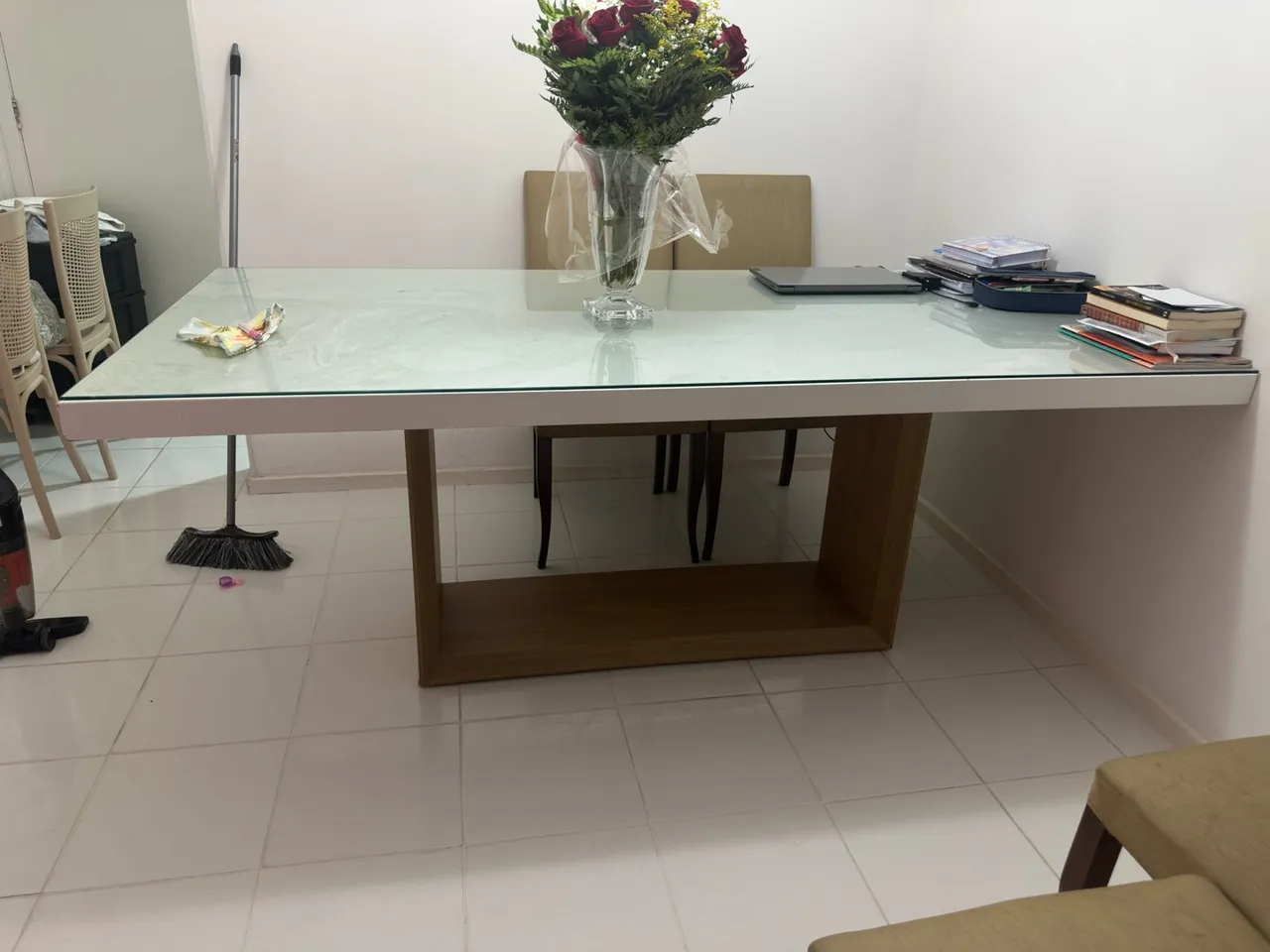 Mesa de jantar moderna com tampo de vidro e 5 cadeiras marca Sierra