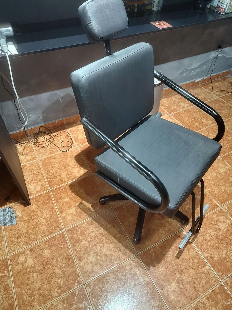 Cadeira de cabeleireiro/ barbeiro reclinável  - Foto 3