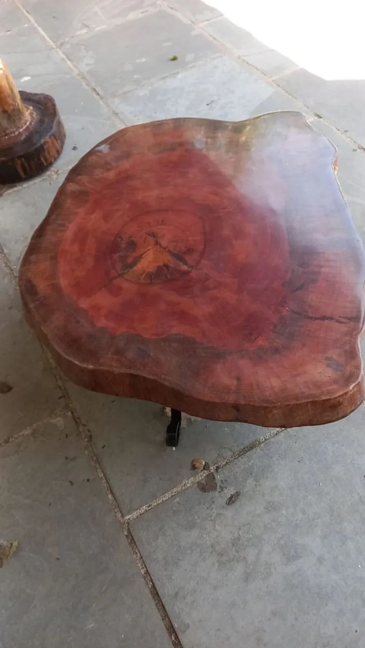 Vendo Mesa de Centro ou Lateral Rústica com acabamento Resinado - Foto 4