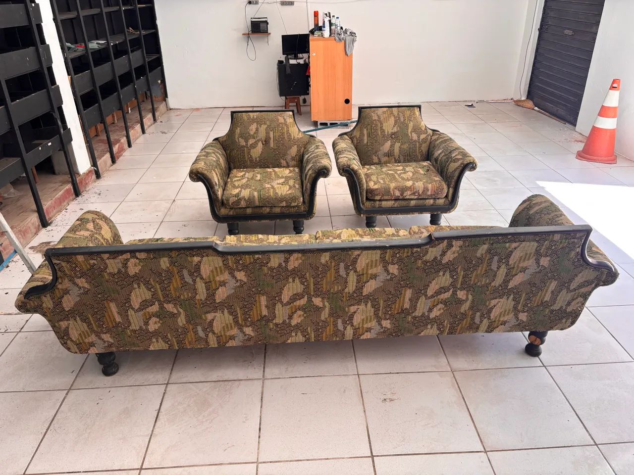 conjunto de sofás antigos de madeira entalhada e estofamento em tapeçaria  - Foto 3