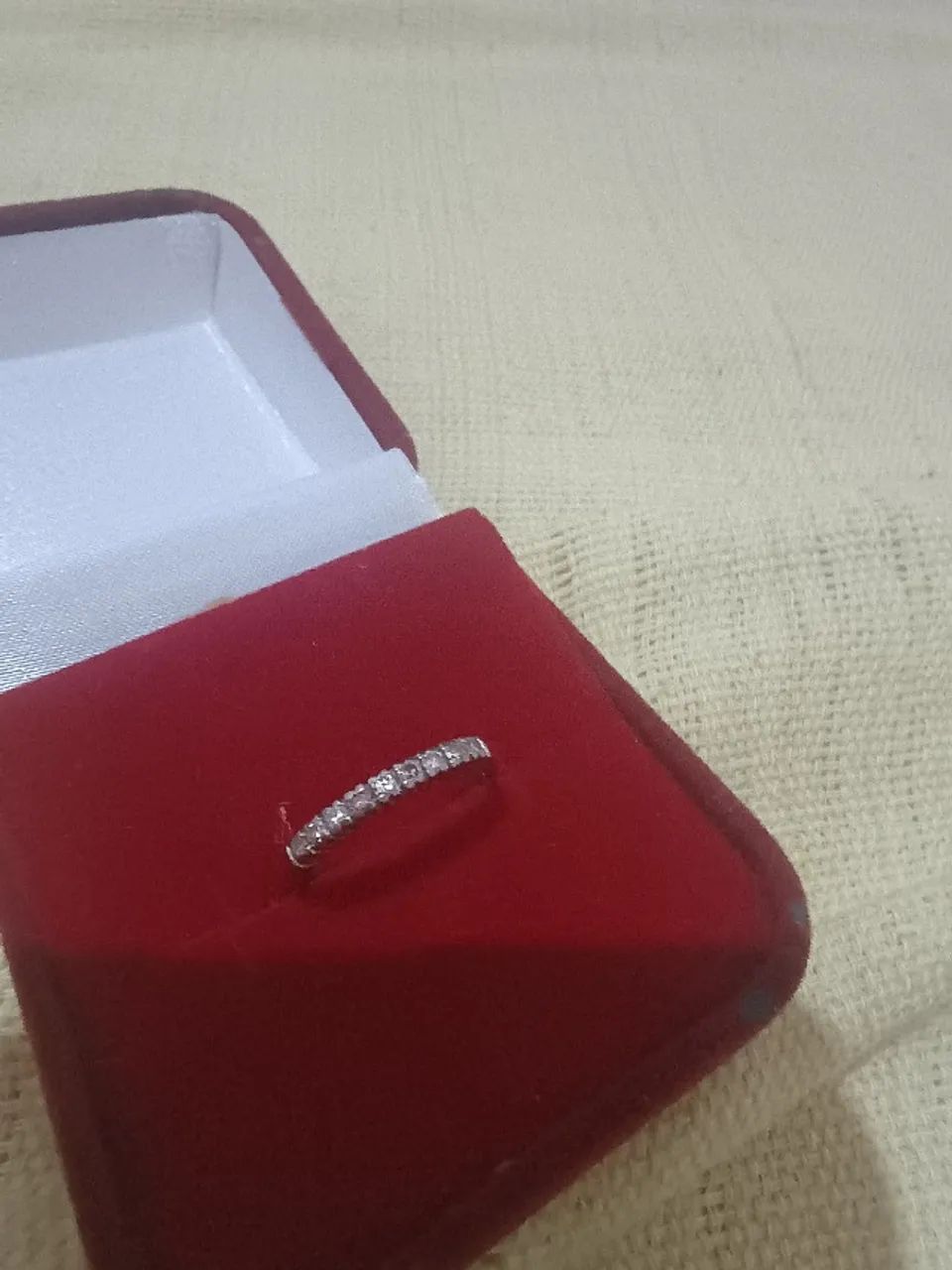 Anel meia aliança ouro branco 18k com brilhantes, 2g - Foto 2