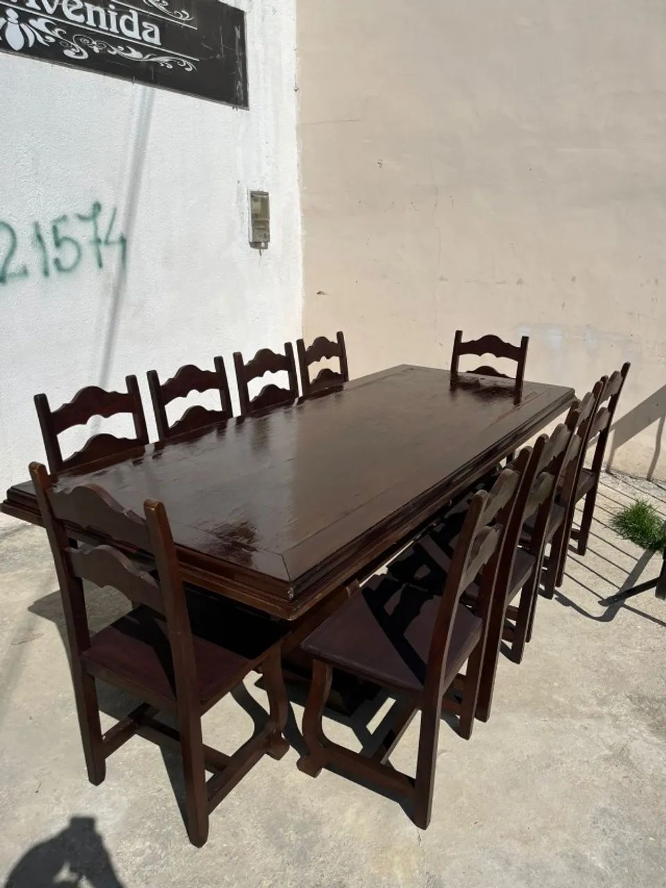 vendo mesa c/ 10 cadeiras de madeira macica  - Foto 2