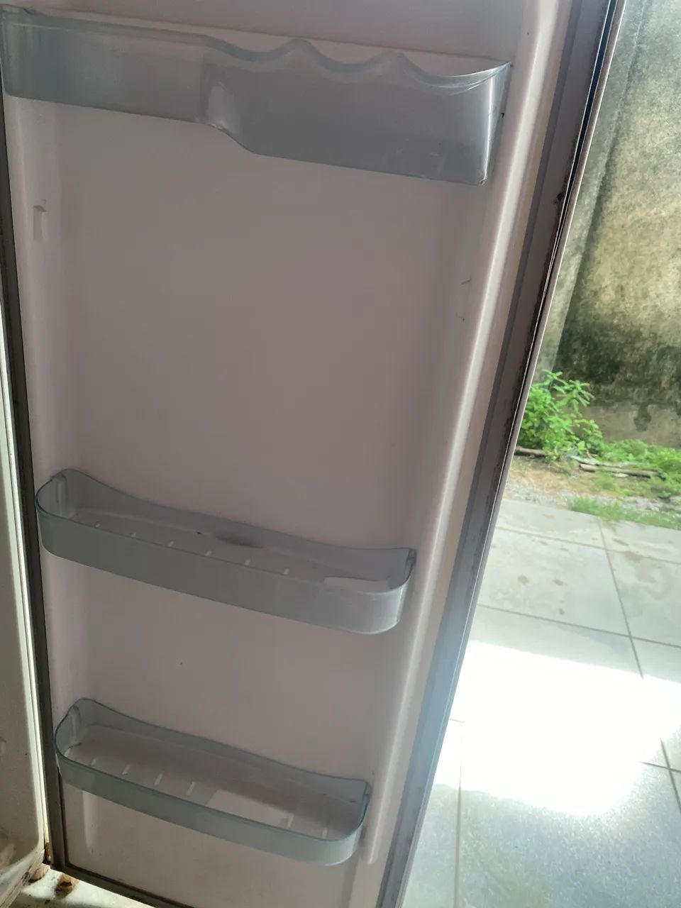 Vende-se geladeira com defeito 