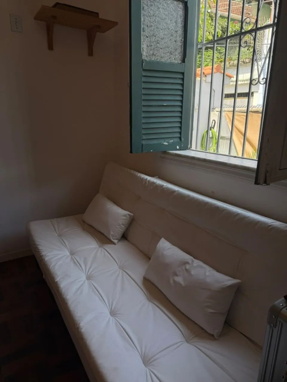 Sofa-cama de couro branco; sofa de 3 lugares; cama de viuvo