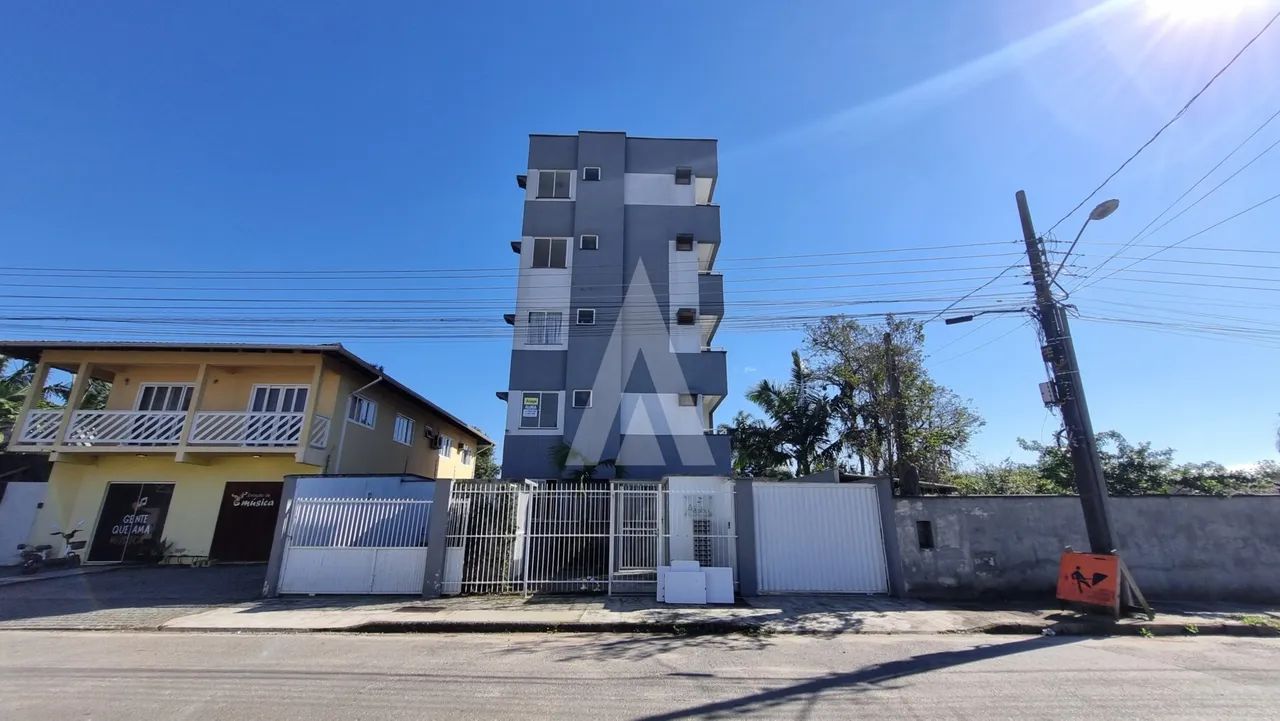 Apartamento com 02 quartos e sacada com churrasqueira no Guanabara