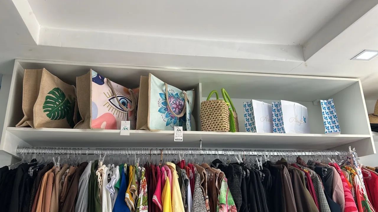 Armário com arara para loja