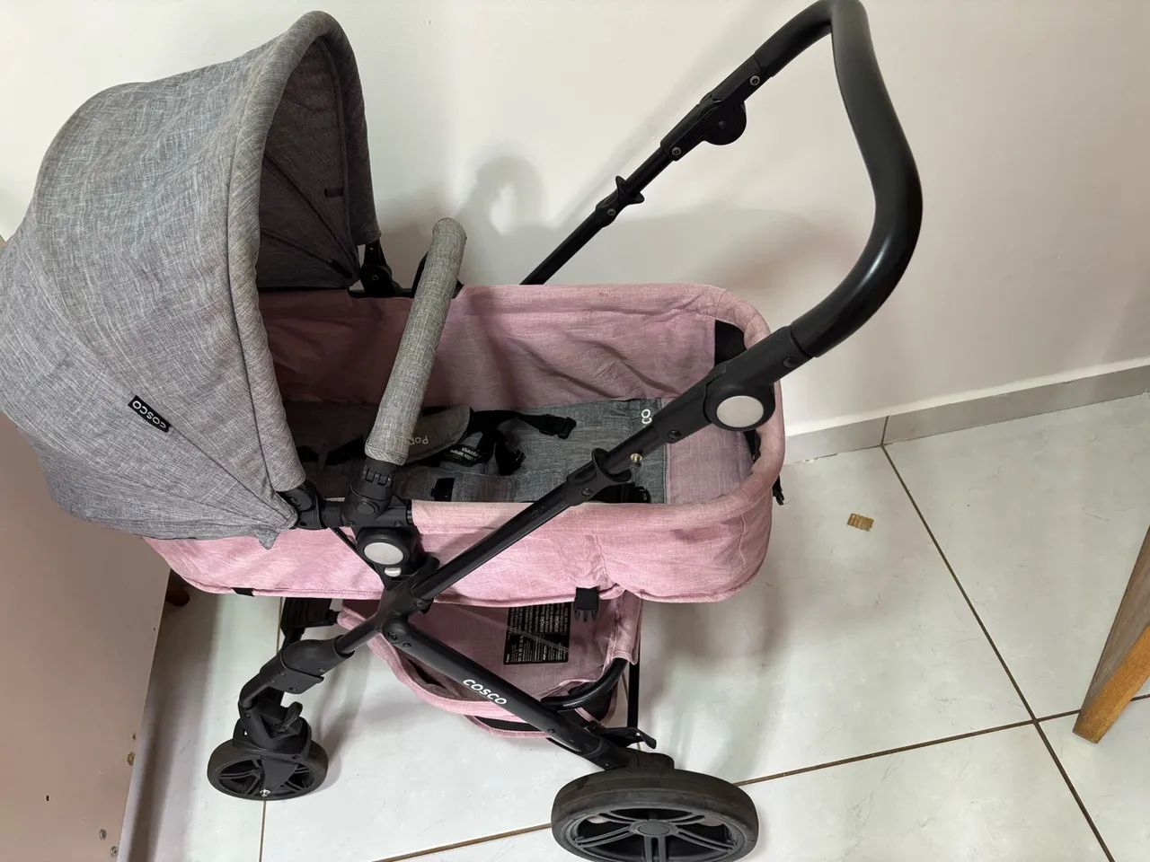 Carrinho de bebê rosa