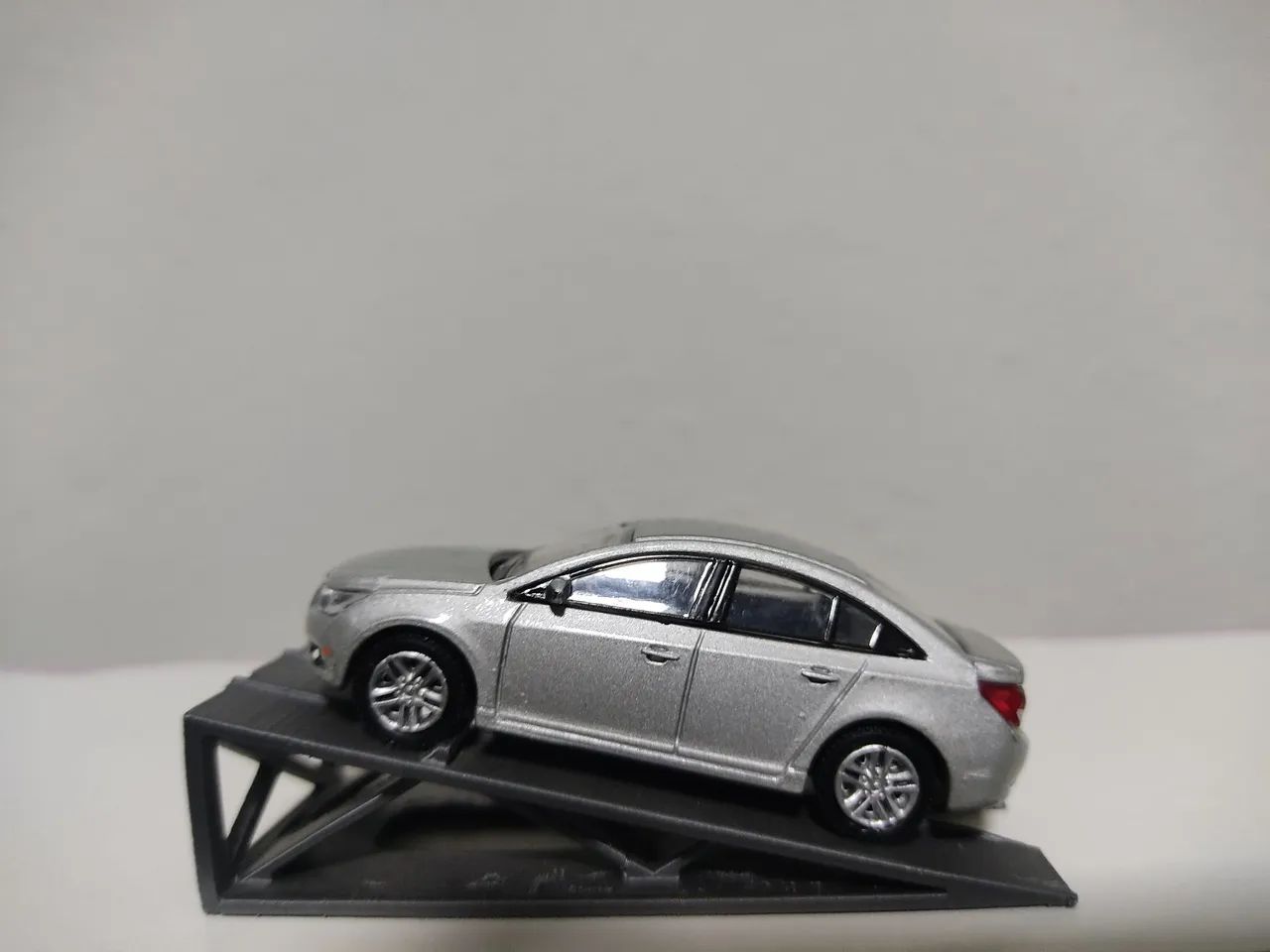 LOTE COM QUATRO MINIATURAS DE CARROS(LEIA) - Foto 4