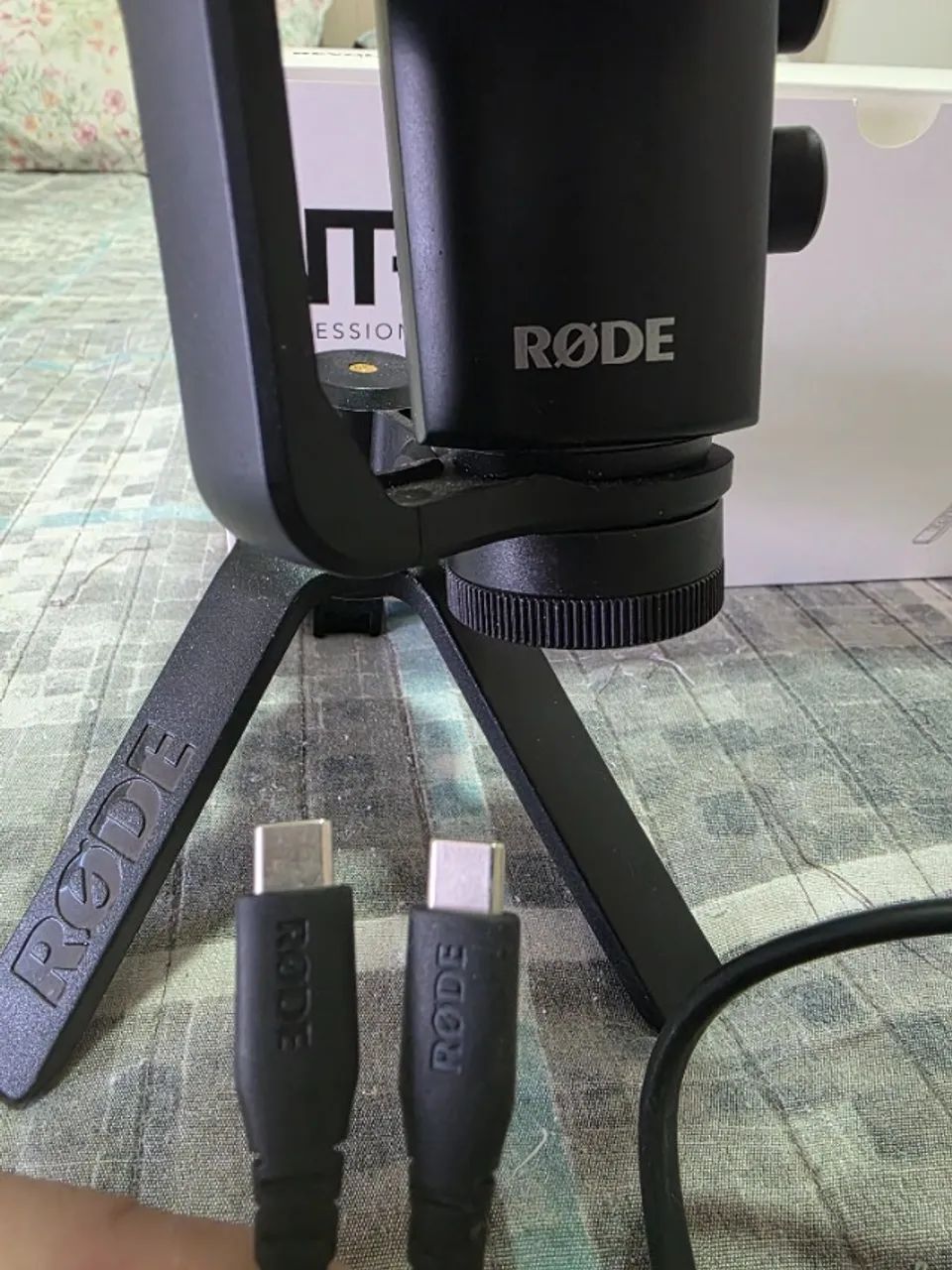 Microfone Røde NT-USB+ (Plus) USB-C Profissional + Suporte de Mesa e Cabo Original - Foto 4