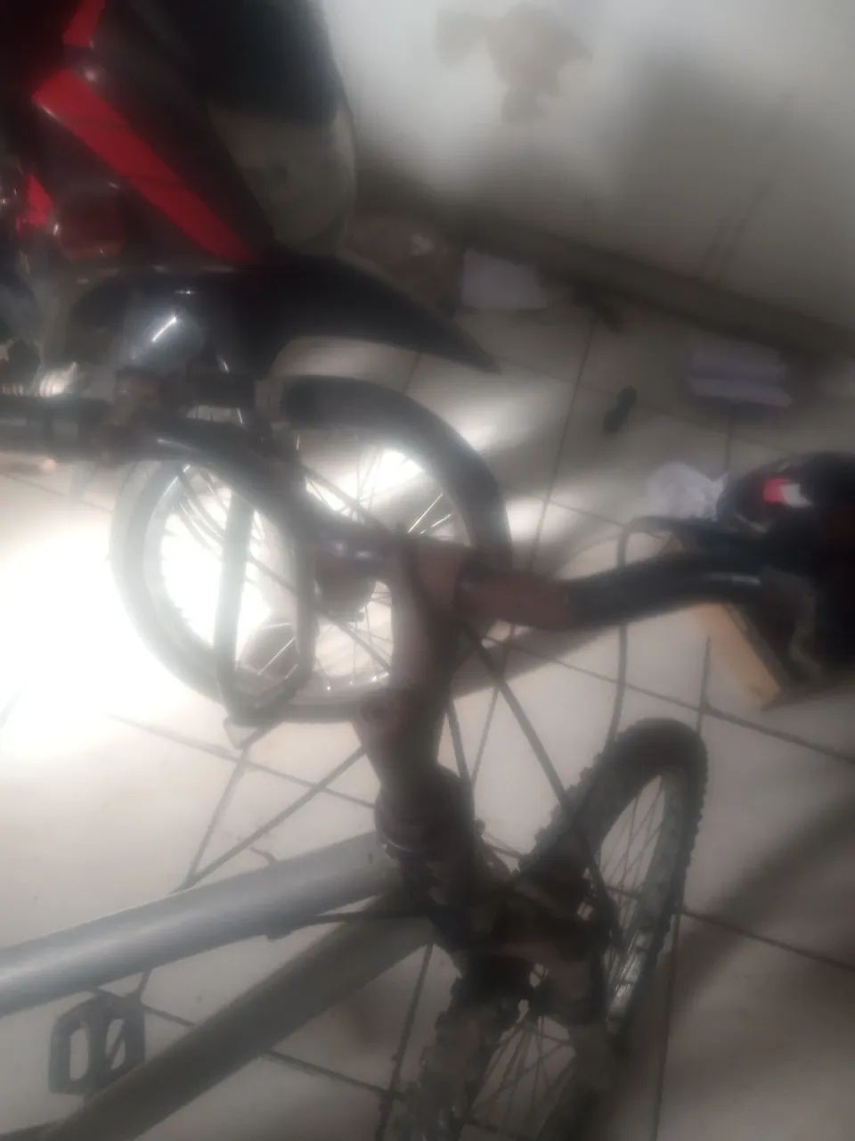 A bicicleta semi nova da andar nela tá botando os pneu