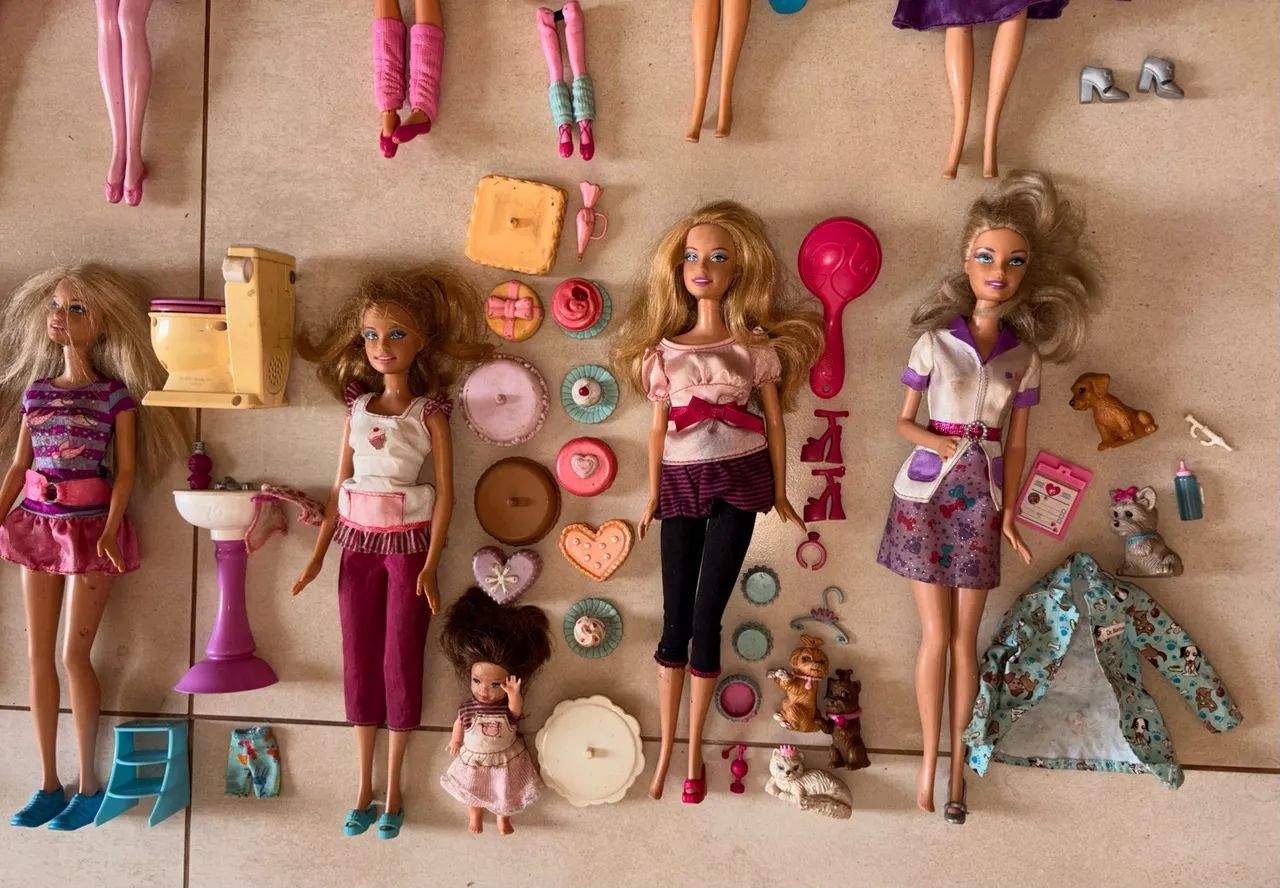 Lote de Barbies com muitos acessórios  - Foto 2