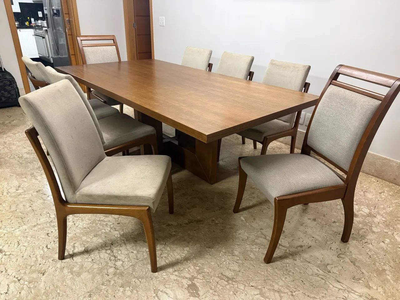 Conjunto de mesa com 8 cadeiras em madeira maciça  - Foto 2