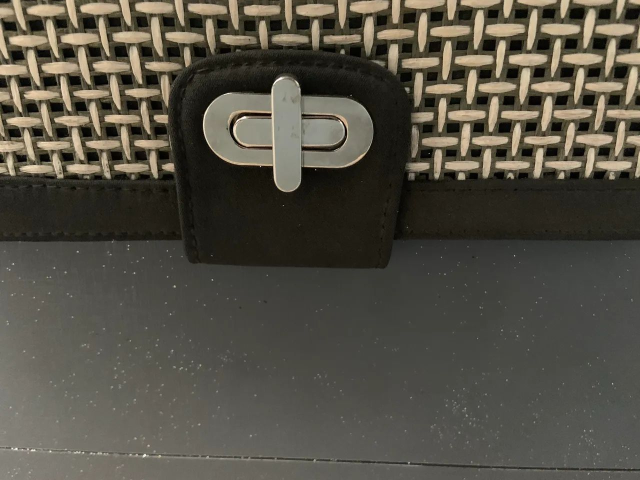Carteira e bolsa de mão com textura e alça  - Foto 5