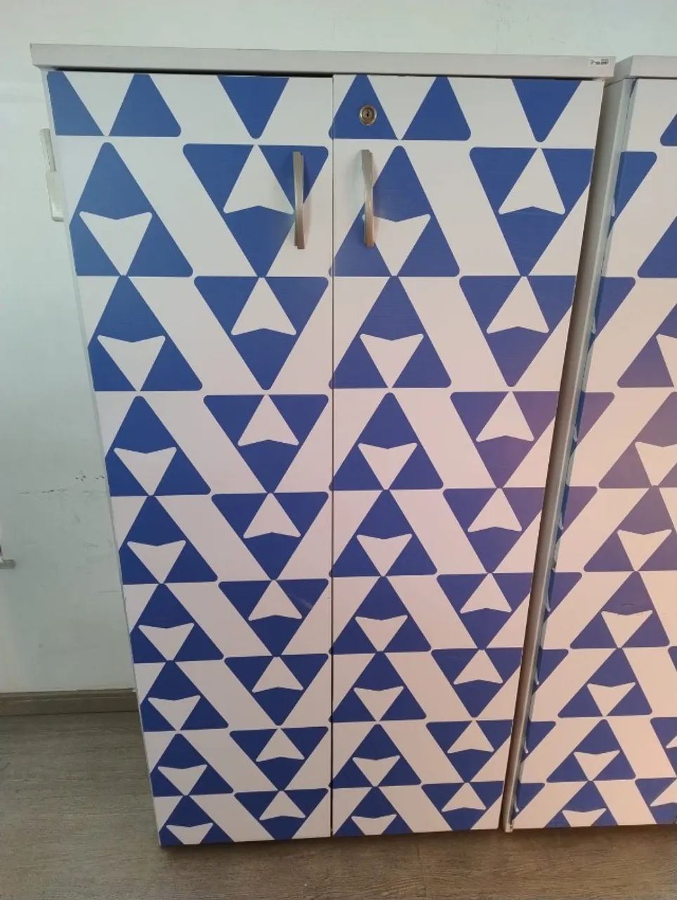 Vende-se 2 armários  de uso comercial