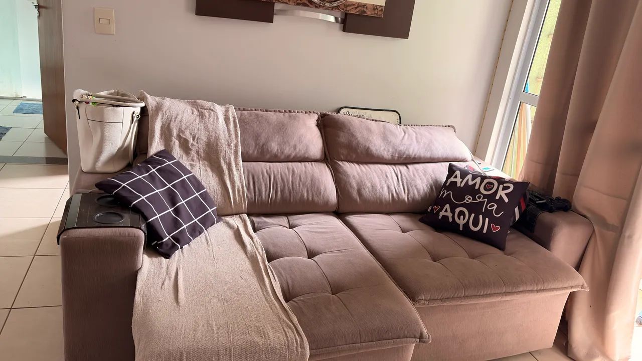 Vendo sofa retratil com tamanho para aproximadamente 3 a 4 pessoas 