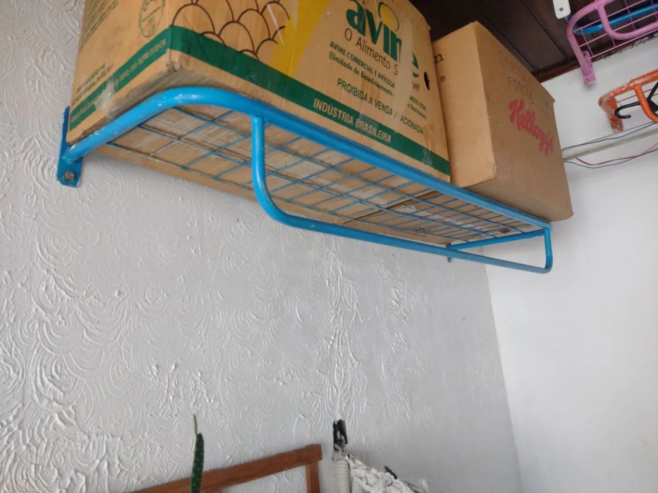 Quer abrir uma lojinha? Posso te ajudar! Tenho cabides, araras de parede... 