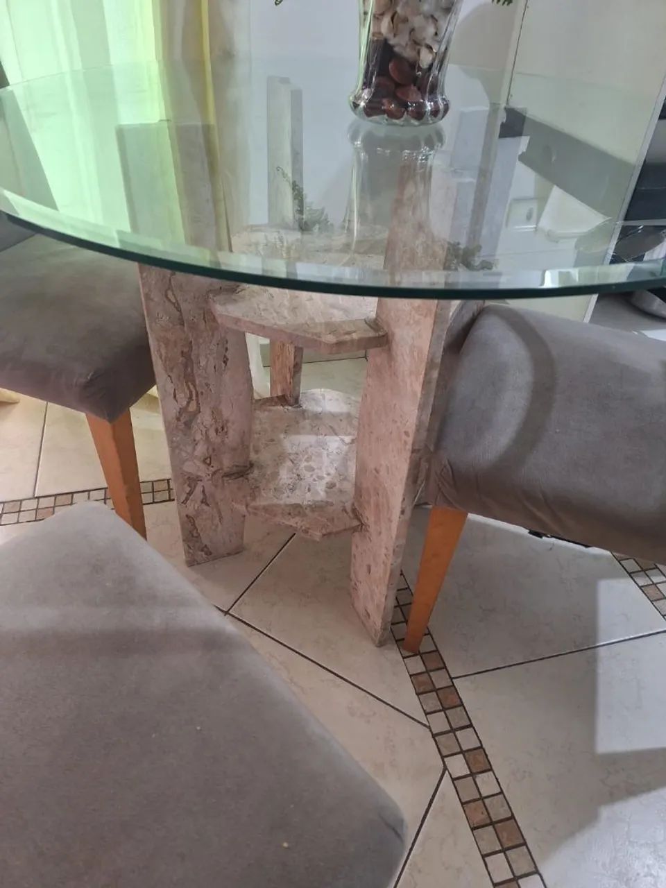 mesa de vidro com suporte em marmore e tres cadeiras  em perfeito estado  - Foto 2
