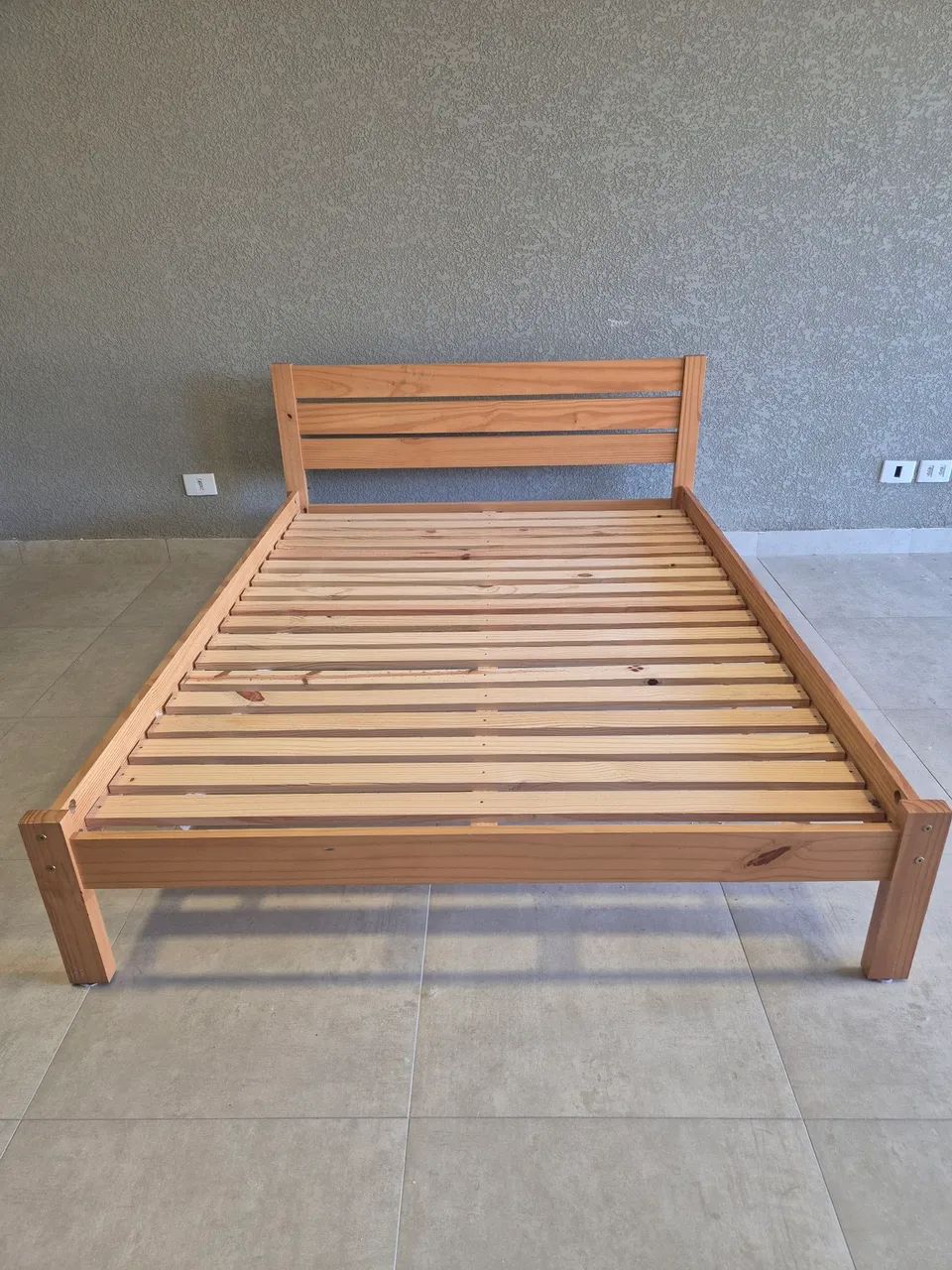 Cama de casal em madeira maciça Nova  - Foto 2