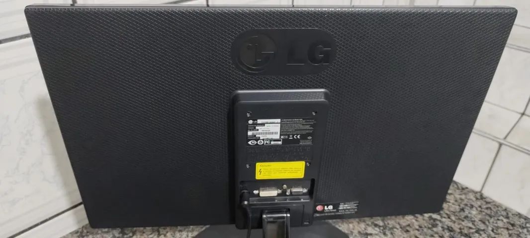Monitor LG Flatron 22EA53T-P 22 polegadas com painel IPS e resolução Full - Foto 2
